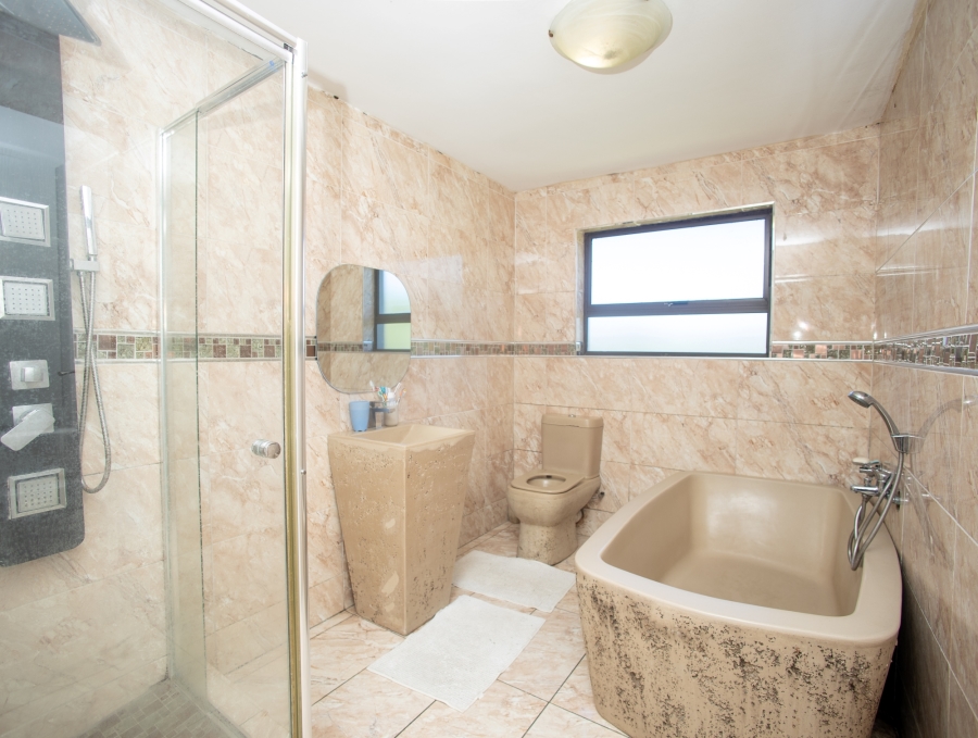 6 Bedroom Property for Sale in Beacon Bay Eastern Cape
